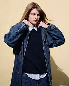 Femme portant une veste en denim avec un pull marine | Atelier Tuffery